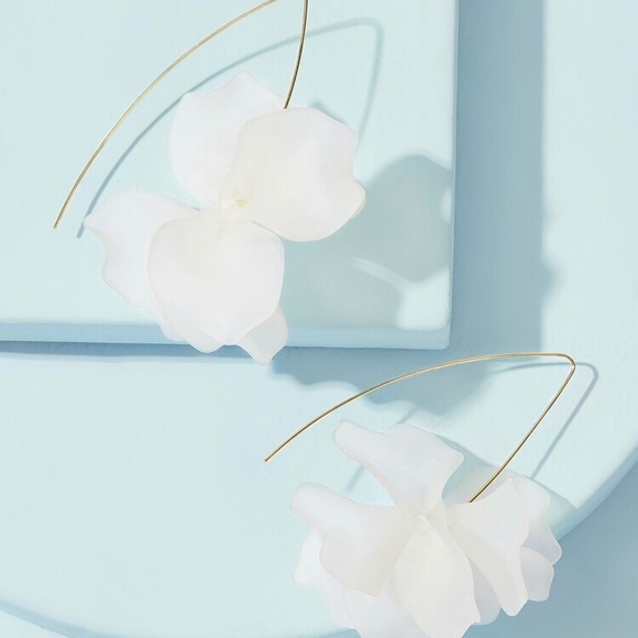 Boho beige flower dangle spring look earrings - Picture 3 of 3